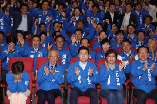 출구조사에 엇갈린 희비…민주당 환호, 국민의힘 침통, 제3지대 표정관리