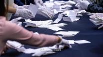 [ED포토][제21대 대선 개표현장] 투표함 개함…첫 투표함서 나온 투표용지