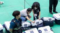 [ED포토][제21대 대선 개표현장] 투표함 살펴보는 선관위 직원