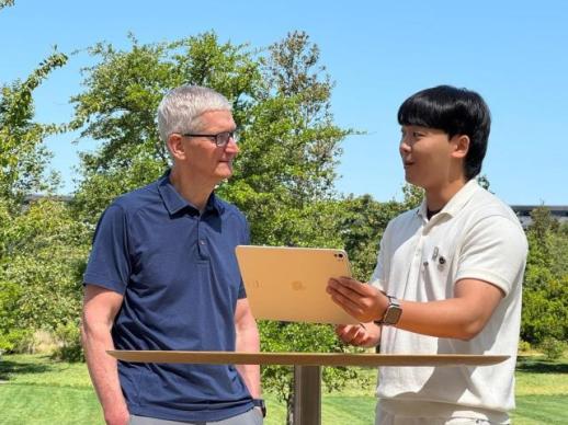 애플 팀쿡, 한국 대학생 개발 루게릭 환자용 앱 직접 시연 보고 격려