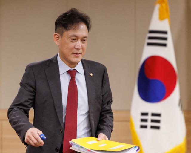 김태규 방통위 전 부위원장 사퇴…문제는 가혹한 정치 현실
