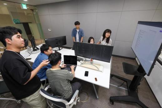 KT, 공짜로 쓰세요…115억 파라미터 AI 믿:음 2.0 통째로 푼다