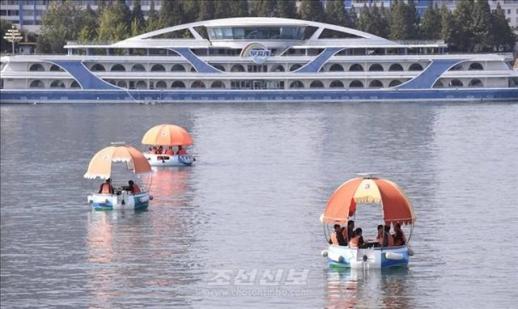 平壤大同江圆形游船餐饮服务走红 手机预约火爆供不应求