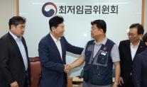 내년도 최저임금, 1만320원으로 2.9% 인상...노동계 저임금 노동자 생계 보완 절실