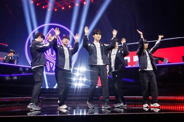 MSI, 젠지 T1에 3:2 극적 역전승…최종우승 2연패 금자탑 쌓다
