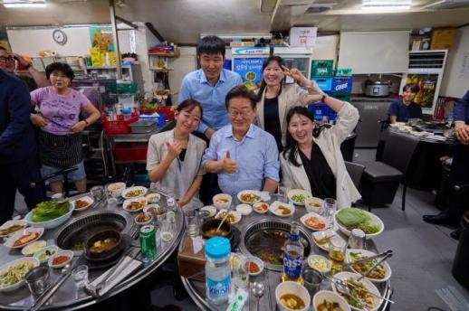 【亚洲人之声】带头下馆子 这样的作秀可以再多一点