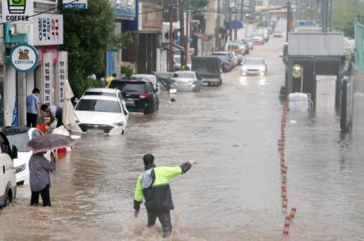 强降雨天气袭击韩国 政府启动二级应急响应