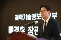 배경훈 과기부장관, AI 3대 강국 첫 행보…네이버 데이터센터서 민관 총집결