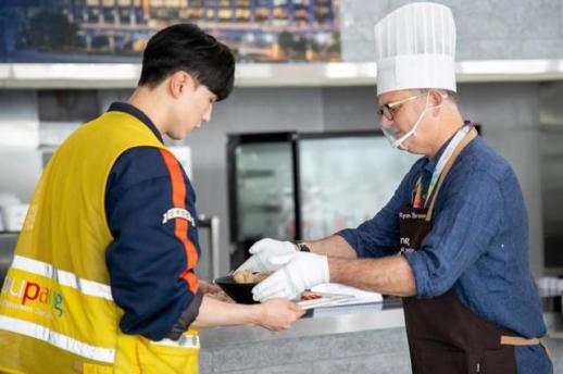쿠팡풀필먼트서비스, 중복 맞아 평택1·2센터 직원들에 삼계탕 배식 