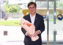 최휘영 문체부 장관 취임, K-컬처 300조·AI 혁신으로 제2도약 이끈다