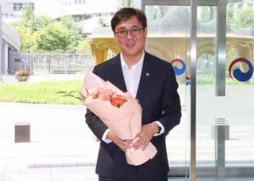 최휘영 문체부 장관 취임, K-컬처 300조·AI 혁신으로 제2도약 이끈다