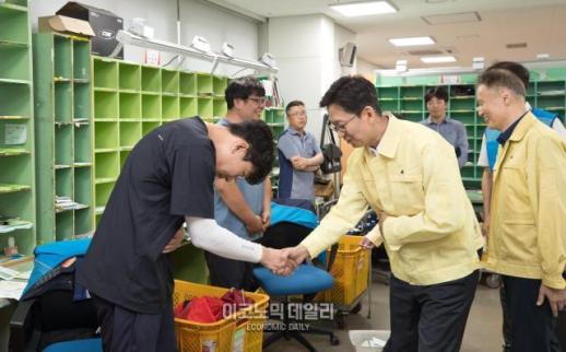 배경훈 장관, 직접 소포 나르며 폭염엔 쉬라…우체국 현장 점검