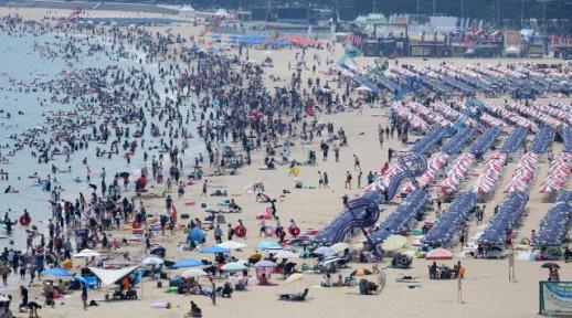 釜山海云台迎来大量避暑游客