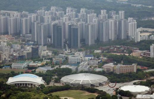 올림픽파크포레온, 균열 이어 악취까지…대규모 재건축의 상징이 하자 집합소로 전락
