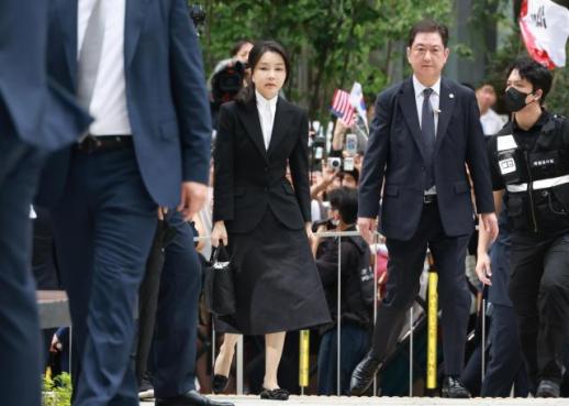 前总统尹锡悦夫人金建希接受传唤调查