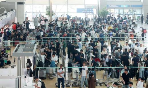 인천공항 1터미널 리모델링에 3조…개항 공사비의 두 배, 새로 짓는 게 낫다