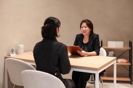 롯데百, 유통업계 최초 2025년 인권경영시스템 인증 획득 
