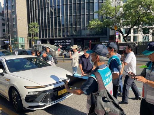 首尔出租车拒载外籍游客与高额收费 执法现场双轨巡查与二维码并行