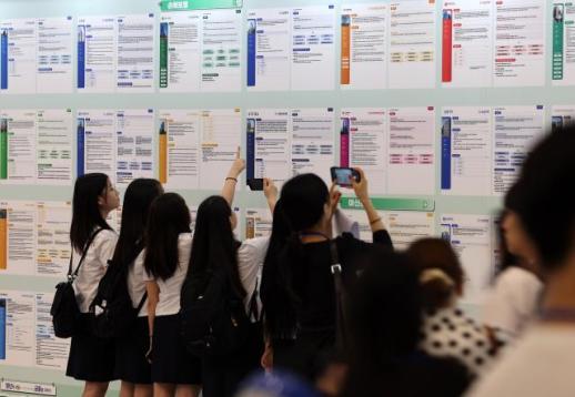 九成Z世代求职者看重企业福利 绩效奖金高居榜首