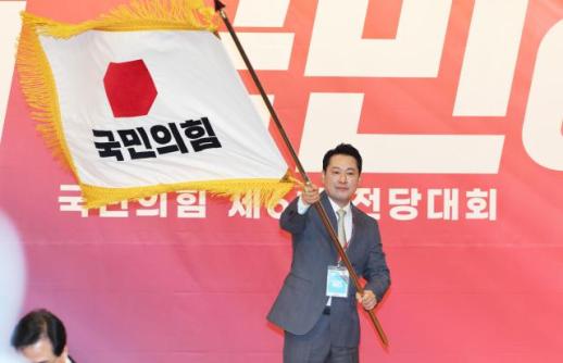 反对弹劾派张东赫击败金文洙 当选国民力量党党首