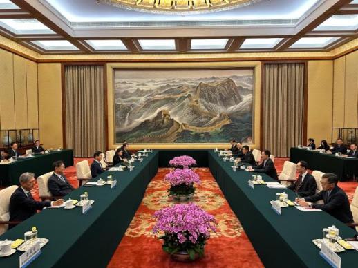 韩国总统特使团与中国全国人大常委会委员长赵乐际会晤