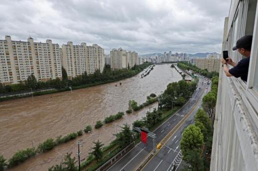 报告：暴雨高温抬升物价 韩国经济面临下行压力