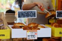 유튜버 슈카월드, 990원 소금빵 팝업스토어 열어…빵플레이션 논쟁 촉발