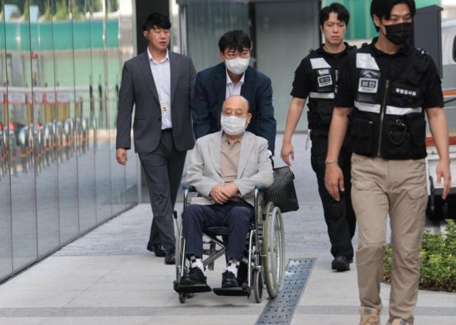 나토 목걸이 자수한 이봉관 회장, 특검 소환…서희건설 경영승계 구도도 흔들리나