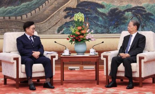 禹元植与赵乐际在北京举行会晤