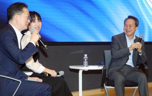 진옥동 신한지주 회장, 테더 고위진과 면담…주요 금융사 스테이블코인 관심 급증