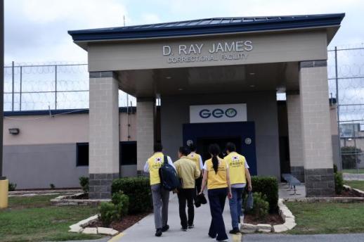 韩政府包机明日赴美接回被拘公民 六成韩国人对美方感到失望