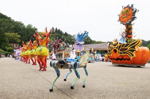 四足机器人参演 