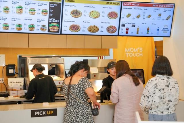 맘스터치, 몽골서 피자 판매 개시…QSR 매장 7개로 늘린다