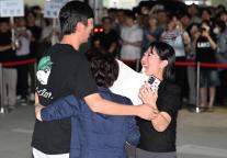 美 구금 근로자 인천공항 귀국...8일 만에 가족과 상봉