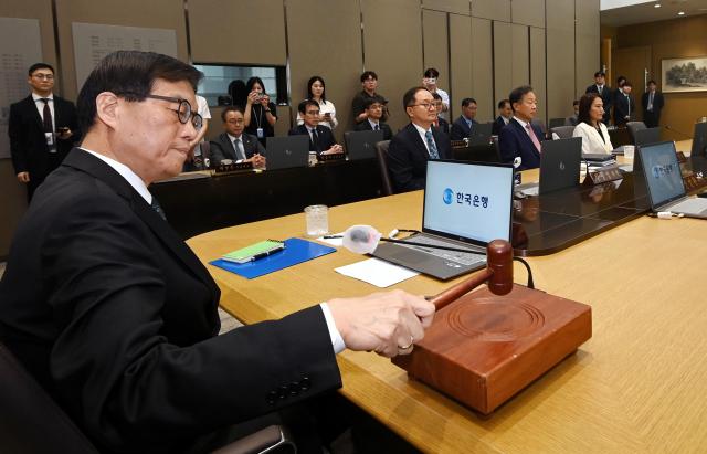 금통위원 금리 내리면 가계부채 불안 커…동결해야