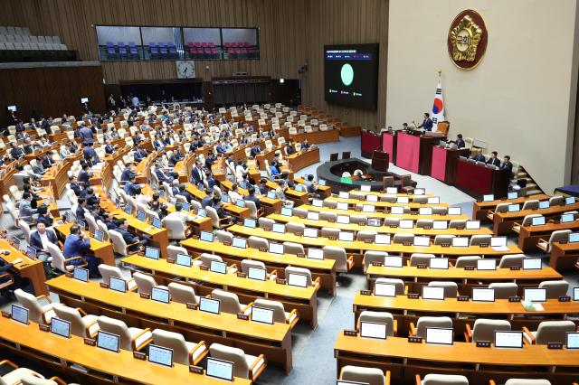 17년 만에 사라지는 방통위…이진숙 해임법, 野 단독 처리