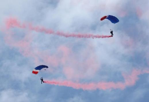空军特种部队高空跳伞队精彩亮相