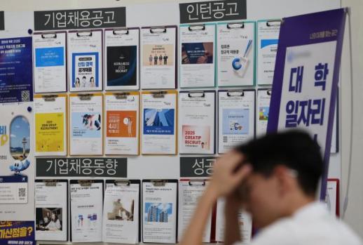 青年就业寒潮：制造业低迷与偏好经验人才成隐形墙