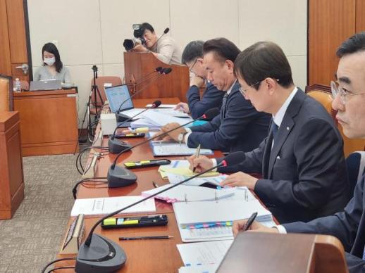 [2025국감]정무위 국감서 롯데카드 해킹 사고 지적...이찬진 투자·리스크 관리 추진·법안 제출할 것