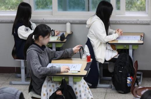 韩国高考复读生中高收入家庭比例近四分之一