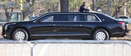 特朗普座驾野兽防弹车严阵以待