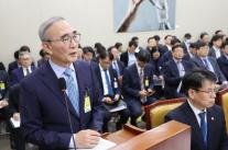 [2025국감] KT, 소액결제 피해 고객에 데이터 100GB·15만 원 추가 보상…전 고객 보상은 유보