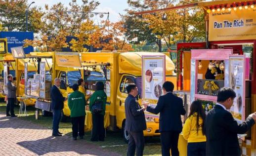 [데일리 뱅킹 브리프] KB금융, 2025 APEC CEO 서밋 현장 지원…글로벌 손님 맞이에 앞장 外