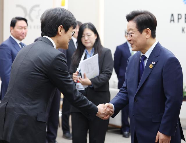 [2025APEC] 팀네이버-엔비디아, 이재명 대통령 앞에서 맞잡은 두 손…이해진·젠슨 황이 그리는 미래 공장