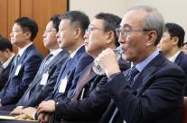 해킹 후폭풍 통신업계 덮쳤다…SKT 수장 교체, KT 교체 수순