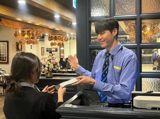 [데일리 유통 브리프] 애슐리퀸즈 젊은 인재 강화, 교촌치킨 배달 쉼터 도입 外