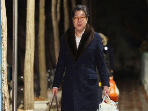 김성태 전 쌍방울 회장, 연어·술파티 회유 의혹 핵심 당사자로…서울고검, 비비안 본사 압수수색