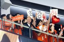 김승연 한화 회장, 이글스 한국시리즈 준우승 격려...오렌지색 아이폰 선물