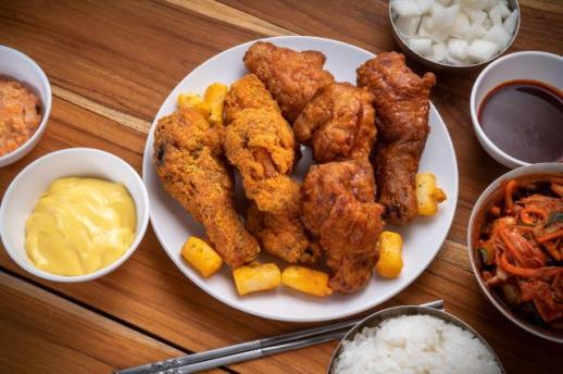 韩国炸鸡店三年间减少3000家 连锁品牌却逆势增长