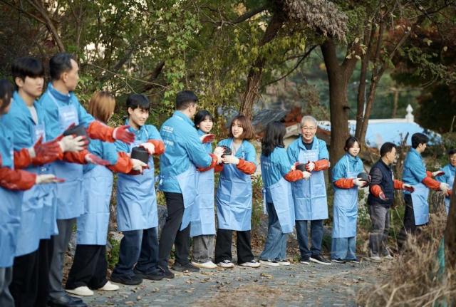 우리금융‧미래재단, 에너지 취약 580가구에 사랑의 연탄 11.6만장 지원